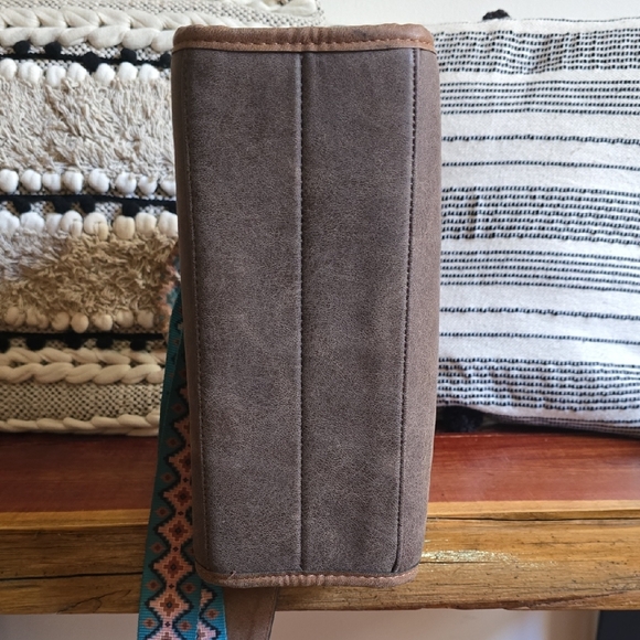 Wrangler Dark Brown Tote with Patterned Strap - Picture 4 of 9